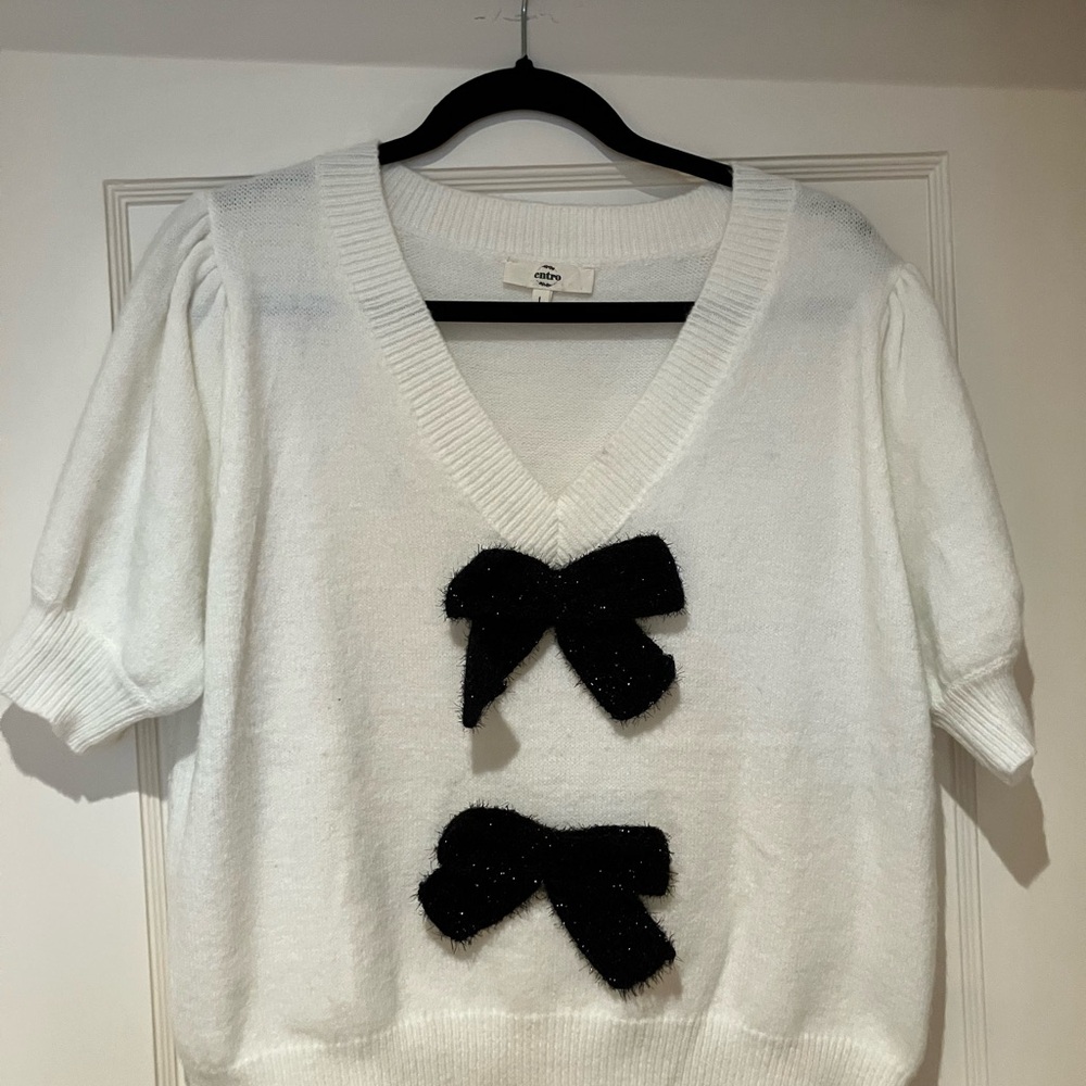 Entro V-Neck White and Black Bow Sweater